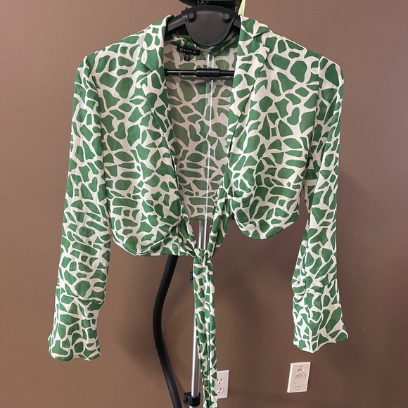 Dynamite cropped Wrap-around Blouse - Picture 1 of 4